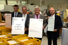 In Hessen sorgen ekom21 und Deutsche Post dafür, dass die Wahlbenachrichtungskarten rechtzeitig bei den Wählern im Briefkasten liegen.
