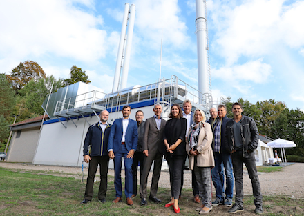 EWE nimmt mit Gästen aus Verwaltung und Wirtschaft das neue Blockheizkraftwerk in Binz offiziell in Betrieb.