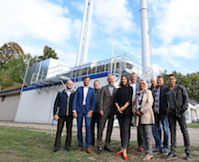 EWE nimmt mit Gästen aus Verwaltung und Wirtschaft das neue Blockheizkraftwerk in Binz offiziell in Betrieb.