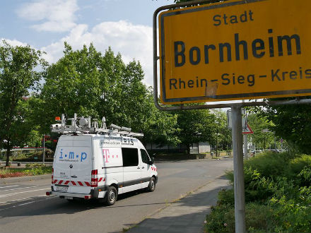 Pilotphase in Bornheim: Fahrzeug mit 360°-Kameras und Laser-Scanner erfasst Umgebungsdetails für Glasfaserausbau der Telekom.