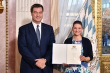 Bayerns Ministerpräsident Markus Söder händigt Judith Gerlach, Staatsministerin für Digitales, die Ernennungsurkunde aus.