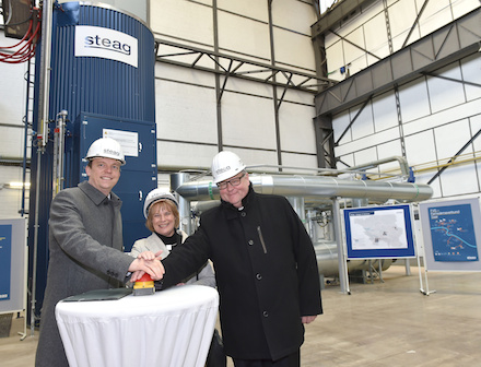 Der saarländische Ministerpräsident Tobias Hans (v.l.), Christiane Blatt, Oberbürgermeisterin von Völklingen, und Joachim Rumstadt, der Vorsitzende der Geschäftsführung der STEAG, starten den Elektrodenkessel.