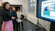 Die Staatsministerin für Digitalisierung, Dorothee Bär, besucht ein Digitalisierungslabor in Berlin.