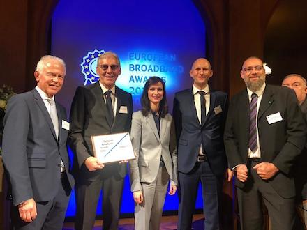 Vertreter des Landkreises Calw nehmen in Brüssel die Auszeichnung als Finalist des European Broadband Award entgegen.