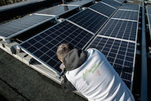 Auf den Dächern öffentlicher Gebäude errichten die Berliner Stadtwerke jetzt Solaranlagen.