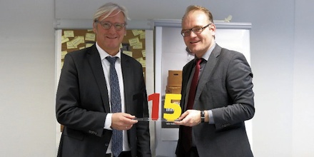Oberbürgermeister Jochen Partsch (l.) und Daniel Krüger vom Bundesinnenministerium stellen in Darmstadt die 115 vor.