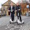 Die ersten E-Scooter-Testfahrer sind Michael Fiedeldey, Geschäftsführer der Stadtwerke Bamberg (links), und Bambergs Oberbürgermeister Andreas Starke.