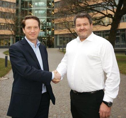 Dr. Florian Bieberbach, Vorsitzender der SWM Geschäftsführung, (l.) und Michael Schwaiger, Geschäftsführer der Schwaiger Group realisieren ein Mieterstrommodell.