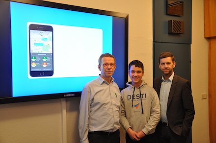 Schüler Paul Obernolte stellte seine App Desti Wolfsburgs Oberbürgermeister Klaus Mohrs  (l.) und Digitalisierungsdezernent Dennis Weilmann vor. 