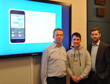 Schüler Paul Obernolte stellte seine App Desti Wolfsburgs Oberbürgermeister Klaus Mohrs  (l.) und Digitalisierungsdezernent Dennis Weilmann vor. 