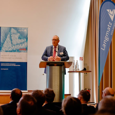 Stephan Wulf, Vorsitzender der Geschäftsführung von Langmatz, bei seiner Eröffnungsrede zum 8. Breitband-Symposium.