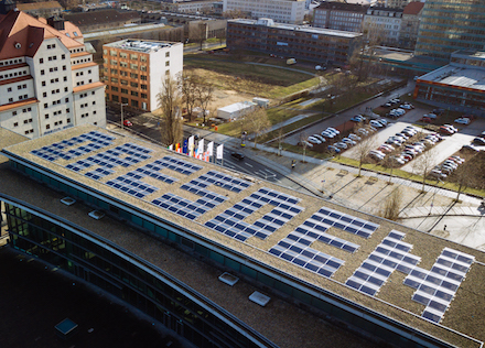 Eine Photovoltaikanlage aus den Buchstaben DRESDEN wurde auf dem Dach den Internationalen Congress Centers in Dresden installiert. 