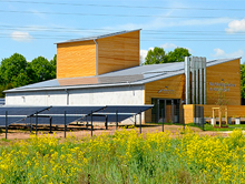 Der auf dem Dach des Hallerndorfer Heizhauses erzeugte Strom deckt einen Großteil des Strombedarfs der Energiezentrale.