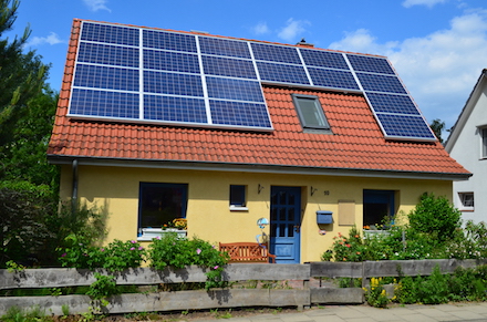 In Kooperation bieten DZ-4 und WEMAG Eigenheimbesitzern eine Solaranlage zur Miete sowie eine Reststromversorgung zu Sonderkonditionen an.