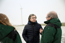 Stephan Wenning, bisheriger Betreiber des Windparks Eselsberg, im Gespräch mit Naturstrom-Mitarbeitern.