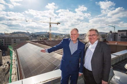 Stuttgarts Oberbürgermeister Fritz Kuhn (l.) und der für Städtebau und Umwelt zuständige Bürgermeister Peter Petzold nehmen die PV-Anlage auf dem Rathausdach in Betrieb.