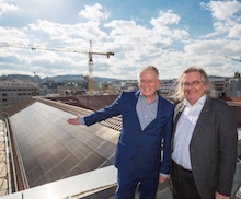 Stuttgarts Oberbürgermeister Fritz Kuhn (l.) und der für Städtebau und Umwelt zuständige Bürgermeister Peter Petzold nehmen die PV-Anlage auf dem Rathausdach in Betrieb.