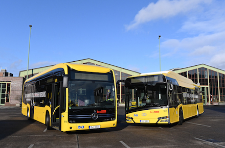 Noch in diesem Jahr sollen je 15 E-Busse von den Unternehmen Solaris und Mercedes-Benz bei der BVG in Berlin in Betrieb gehen. 
