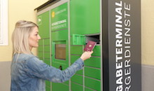Julia Töpfer, Leiterin des Ludwigsburger Bürgerbüros, zeigt, wie das Ausgabe-Terminal für Ausweisdokumente funktioniert.