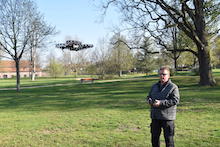 Holger Rehde, städtischer Baumkontrolleur in Hanau, arbeitet nun unter anderem mit einer Flugdrohne.