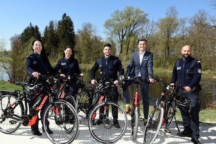 Das Radl-Team des Augsburger Ordnungsdienstes bei der offiziellen Übergabe mit Ordnungsreferent Dirk Wurm (2. von rechts). 