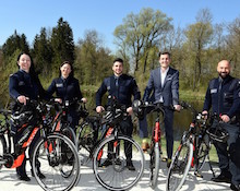 Das Radl-Team des Augsburger Ordnungsdienstes bei der offiziellen Übergabe mit Ordnungsreferent Dirk Wurm (2. von rechts). 