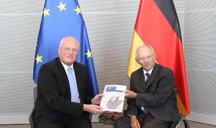 Der Bundesbeauftragte für den Datenschutz und die Informationsfreiheit (BfDI), Ulrich Kelber (l.) übergibt den 27. Tätigkeitsbericht an den Präsidenten des Deutschen Bundestages, Dr. Wolfgang Schäuble.