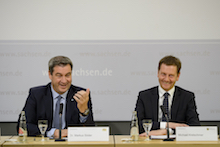 Bayerns Ministerpräsident Markus Söder (l.) und Sachsens Ministerpräsident Michael Kretschmer informieren auf einer Pressekonferenz über die Ergebnisse der gemeinsamen Kabinettssitzung.