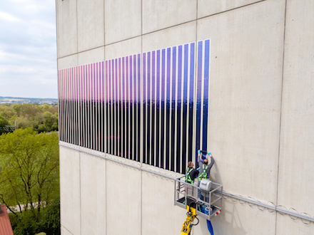 Neuartige Solarfolie soll zusätzliche Potenziale zur Stromerzeugung aus Photovoltaik auf Fassadenflächen erschließen. 