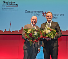 Leipzigs Oberbürgermeister Burkhard Jung (rechts) ist neuer Präsident des Deutschen Städtetags, Münsters Oberbürgermeister Markus Lewe wurde zum Vizepräsidenten gewählt.