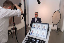 Beim digitalen Foto-Service der Stadt Düsseldorf wird zunächst ein Passfoto erstellt, bevor der Fotograf die biometrische Eignung des Bildes prüft.