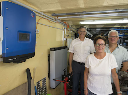 Der Versorger Badenova aus Freiburg im Breisgau testet derzeit mit privaten Energiepionieren die Vernetzung von Solarstromspeichern.