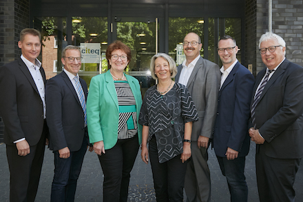 Münster: Fünf der neuen Mitglieder der IT-Anwendergemeinschaft werden willkommen geheißen.