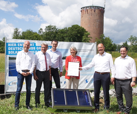 Übergabe der Baugenehmigung für das Solarfeld auf dem Römerhügel in Ludwigsburg.