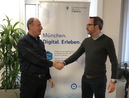 Thomas Bönig (l.), CDO der Stadt München, und Maximilian Kruschewsky, letterscan, bei der Domain-Übergabe von www.muenchen.digital. 