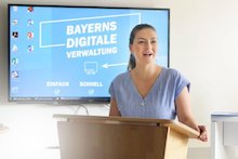 Bayerns Digitalministerin Judith Gerlach schaltet erste, im Digitallabor entwickelte Online-Services frei.