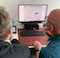Ein Mitarbeiter der Verwaltung Nidderau zeigt Hessen-CIO Patrick Burghardt, wie ein Ausweis komplett digital beantragt werden kann.