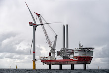 Trianel Windpark Borkum II: Die erste Offshore-Windkraftanlage steht.