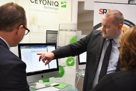 Das Unternehmen Ceyoniq zeigt an seinem Messestand auf dem ÖV-Symposium sein Lösungsportfolio rund um die E-Akte.
