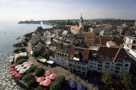 Standortbezogen und tagesaktuell will die Stadt Friedrichshafen künftig die Besucher städtischer Einrichtungen informieren.