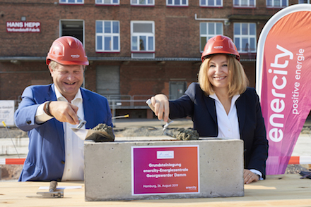 Hamburgs Umweltsenator Jens Kerstan und die enercity-Vorstandsvorsitzende Susanna Zapreva legen den Grundstein für die neue Energiezentrale.