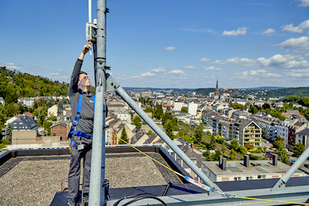 Zwei Antennen, so genannte Gateways, hat die evm-Gruppe für den Test auf ihren beiden Hauptgebäuden in Koblenz installiert.