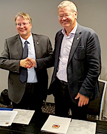 Handschlag zur neuen Kooperationsvereinbarung zwischen Emdens Oberbürgermeister Bernd Bornemann (links) und dem Bürgermeister von Haugesund/Norwegen, Ordforer Mohn.