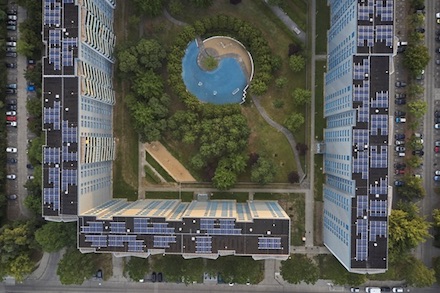 1.800 Quadratmeter Modulfläche ist von den Berliner Stadtwerken auf den Dächern der Wohnanlage Malchower Aue verbaut worden.