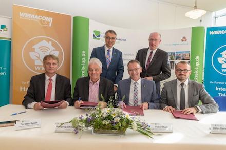 Vertragspartner unterzeichnen die Zuwendungsverträge für weitere 13 Projektgebiete im Landkreis Ludwigslust-Parchim.