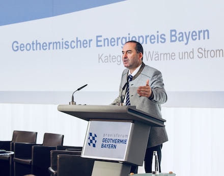 Bayerns Staatsminister Hubert Aiwanger möchte mit einem Masterplan Geothermie das Potenzial der Technologie entwickeln und den Ausbau koordinieren.