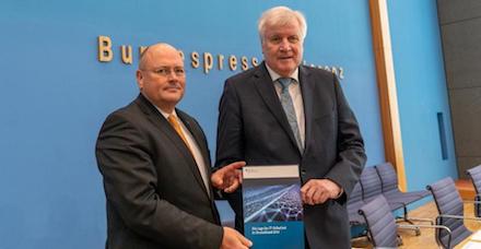 BSI-Präsident Arne Schönbohm (l.) und Bundesinnenminister Horst Seehofer stellen den Lagebericht zur IT-Sicherheit in Deutschland 2019 vor.