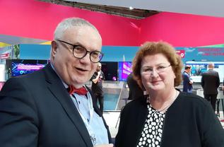 Hans-Henning Lühr, Vorsitzender des IT-Planungsrats, beglückwünscht Annette Schmidt zu ihrer Ernennung als FITKO-Präsidentin.