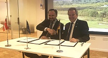 Umwelt- und Energieminister Franz Untersteller (rechts) und der dänische Minister für Energie und Klima, Dan Jørgensen, unterzeichnen in Kopenhagen eine neue „Declaration of Intent“.