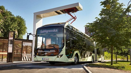 Ab 2020 wird die Volvo Bus Corporation 157 Elektro-Gelenkbusse Volvo 7900 EA an Transdev liefern, hier bei einer Aufladung mittels OppCharge-Ladestation.